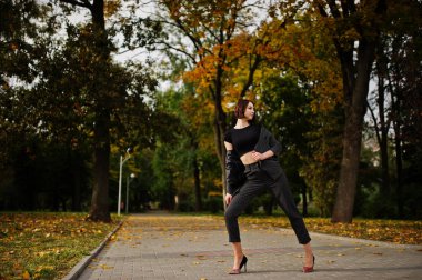 Resmi w bir uzun boylu bacaklı genç güzel ve zarif model kadın