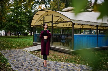 Claret c bir uzun boylu bacaklı genç güzel ve zarif model kadın