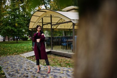 Claret c bir uzun boylu bacaklı genç güzel ve zarif model kadın