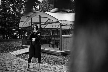 Claret c bir uzun boylu bacaklı genç güzel ve zarif model kadın