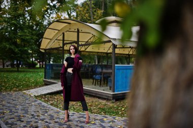 Claret c bir uzun boylu bacaklı genç güzel ve zarif model kadın