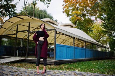 Claret c bir uzun boylu bacaklı genç güzel ve zarif model kadın