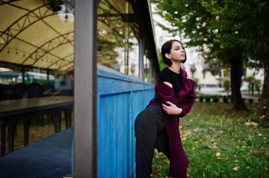 Claret c bir uzun boylu bacaklı genç güzel ve zarif model kadın