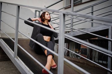 Aluminiu bir uzun boylu bacaklı genç güzel ve zarif model kadın