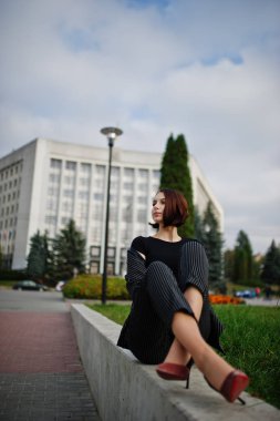 Uzun bacaklı genç güzel ve zarif model kadın.