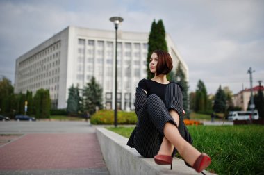 Uzun bacaklı genç güzel ve zarif model kadın.