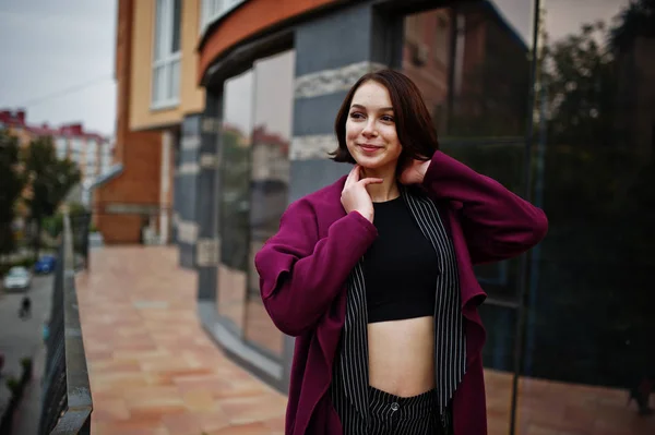 Een Tall langbenige jonge mooie en elegante model vrouw bij Claret c — Stockfoto