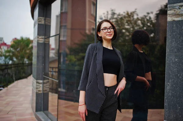 Vysoká, štíhlá Mladá krásná a elegantní modelová žena. Business w — Stock fotografie