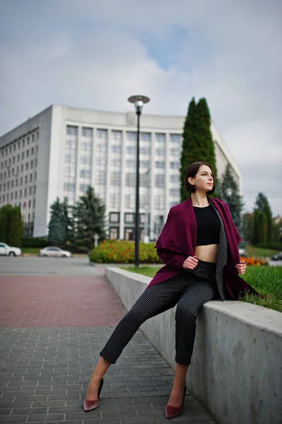 Una alta pierna joven hermosa y elegante modelo mujer en el claret c —  Fotos de Stock