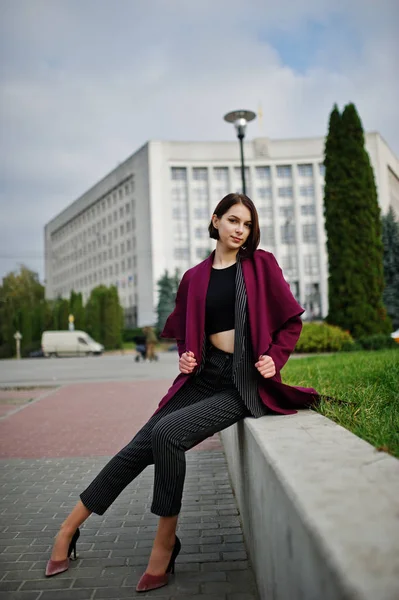 Una alta pierna joven hermosa y elegante modelo mujer en el claret c — Foto de Stock