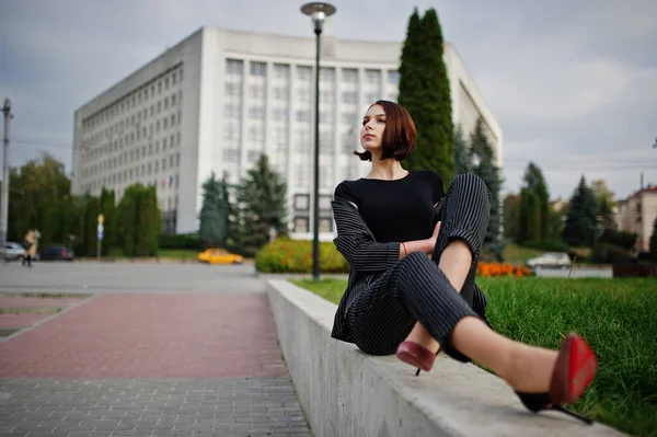 Um alto leggy jovem mulher modelo bonita e elegante . — Fotografia de Stock