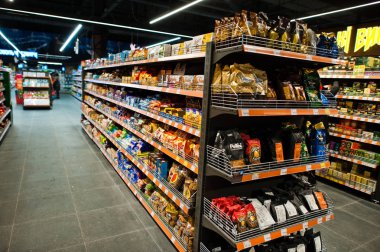 Kiev, Ukrayna - 4 Eylül 2019: Silpo süpermarket. T üzerindeki mallar
