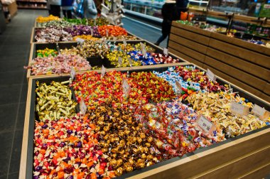 Kiev, Ukrayna - 4 Eylül 2019: Silpo süpermarket. Tatlılar ve