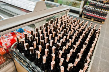 Kiev, Ukrayna - 4 Eylül 2019: Silpo süpermarket. Şarap şişeleme