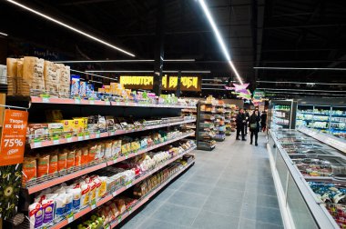 Kiev, Ukrayna - 4 Eylül 2019: Silpo süpermarket. T üzerindeki mallar