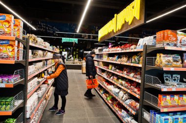 Kiev, Ukrayna - 4 Eylül 2019: Silpo süpermarket. T üzerindeki mallar