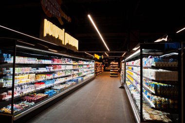 Kiev, Ukrayna - 4 Eylül 2019: Silpo süpermarket. Süt produ