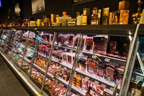 Киев, Украина - 4 сентября 2019 г.: супермаркет "Сільпо". Мясо на т — стоковое фото
