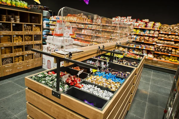 Киев, Украина - 4 сентября 2019 г.: супермаркет "Сільпо". Sweets on — стоковое фото