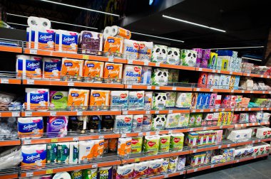 Kiev, Ukrayna - 4 Eylül 2019: Silpo süpermarket. Tuvalet pap