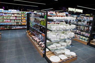 Kiev, Ukrayna - 4 Eylül 2019: Silpo süpermarket. Tavalar ve b