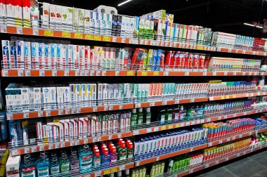 Kiev, Ukrayna - 4 Eylül 2019: Silpo süpermarket. Diş macunu