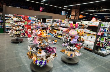 Kiev, Ukrayna - 4 Eylül 2019: Silpo süpermarket. Th Oyuncaklar