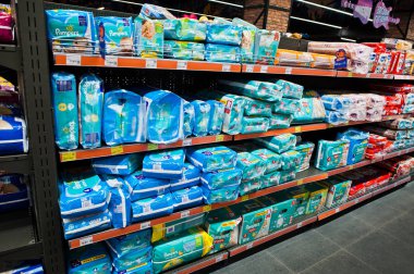 Kiev, Ukrayna - 4 Eylül 2019: Silpo süpermarket. Pampers bir