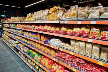 Kiev, Ukrayna - 4 Eylül 2019: Silpo süpermarket. Tahıllar bir