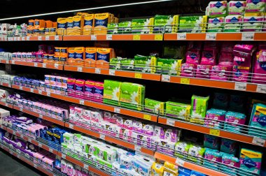 Kiev, Ukrayna - 4 Eylül 2019: Silpo süpermarket. Kadınsı h