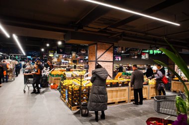 Kiev, Ukrayna - 4 Eylül 2019: Silpo süpermarket. T üzerindeki mallar