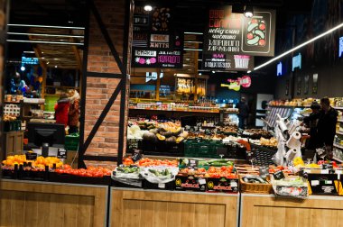 Kiev, Ukrayna - 4 Eylül 2019: Silpo süpermarket. T üzerindeki mallar