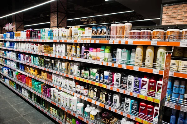 Kiev, Ukraina - 4 September 2019: Supermarket Silpo. Shampoo o — Stok Foto