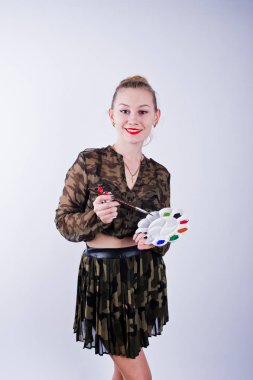 Stüdyo iso poz fırçaları ile güzel kadın sanatçı ressam