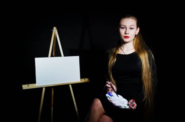 Fırçalar ve yağlı tuval posin ile güzel kadın sanatçı ressam