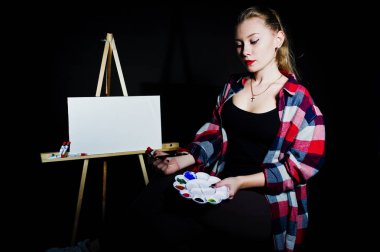 Fırçalar ve yağlı tuval posin ile güzel kadın sanatçı ressam