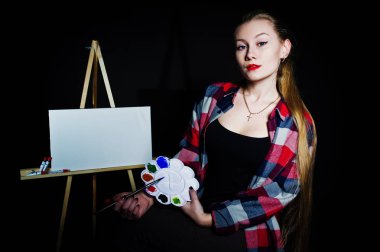 Fırçalar ve yağlı tuval posin ile güzel kadın sanatçı ressam