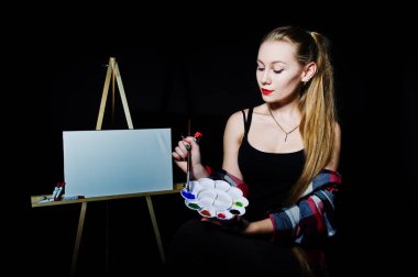 Fırçalar ve yağlı tuval posin ile güzel kadın sanatçı ressam