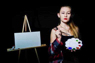 Fırçalar ve yağlı tuval posin ile güzel kadın sanatçı ressam