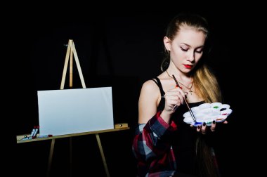 Fırçalar ve yağlı tuval posin ile güzel kadın sanatçı ressam