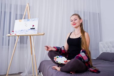 Fırçalar ve yağlı tuval posin ile güzel kadın sanatçı ressam