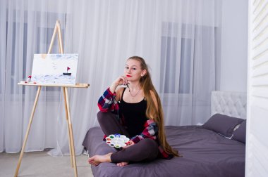 Fırçalar ve yağlı tuval posin ile güzel kadın sanatçı ressam