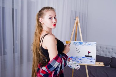 Fırçalar ve yağlı tuval posin ile güzel kadın sanatçı ressam