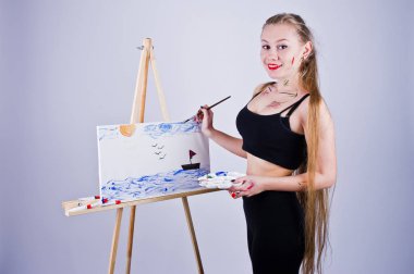 Fırçalar ve yağlı tuval posin ile güzel kadın sanatçı ressam