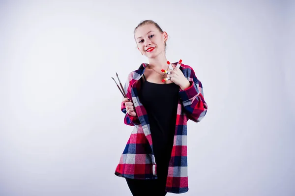 Mulher bonita artista pintor com escovas posando em estúdio iso — Fotografia de Stock