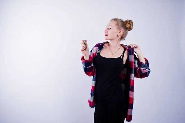 Mooie vrouw kunstenaar schilder met borstels poseren in Studio ISO — Stockfoto