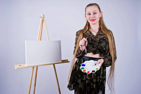 Hermosa mujer artista pintor con pinceles y lona al óleo posin —  Fotos de Stock