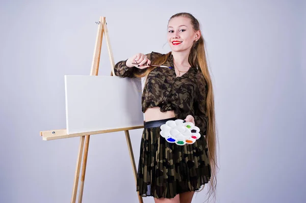 Piękna kobieta artysta malarz z pędzlami i posin olej płótno — Zdjęcie stockowe