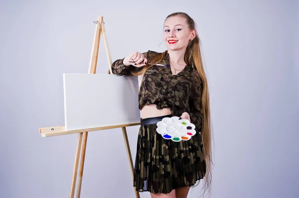 Mulher bonita artista pintor com escovas e óleo de lona posin — Fotografia de Stock