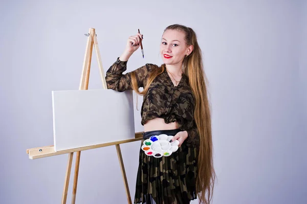 Hermosa mujer artista pintor con pinceles y lona al óleo posin —  Fotos de Stock